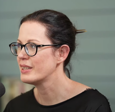 © YouTube/ Ali Mahlodji Gerda Holzinger-Burgstaller ist seit 2021 Vorstandsvorsitzende der Erste Bank der Österreichischen Sparkassen AG und eine der wichtigsten Managerinnen Österreichs.