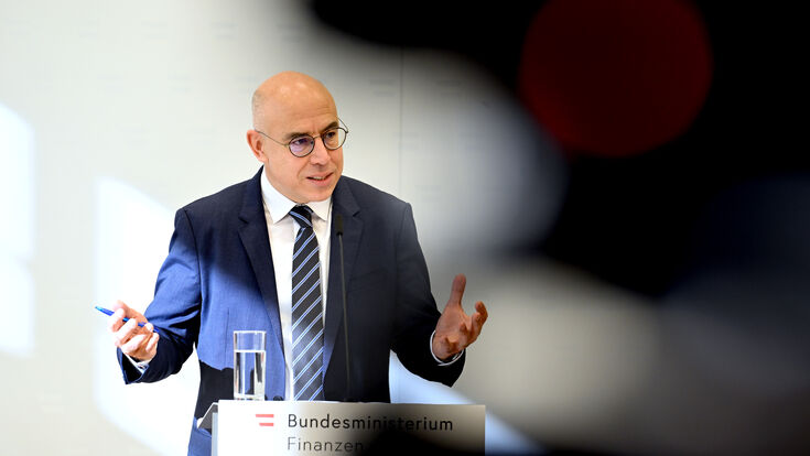 © APA/HANS KLAUS TECHT ABD0114_20230207 - WIEN - ?STERREICH: ZU APA0176 VOM 7.2.2023 - WIFO-Direktor Gabriel Felbermayr am Dienstag, 07. Februar 2023, im Rahmen einer Pressekonferenz zum Thema "Budget?re Entwicklung 2022 und aktuelle Wirtschaftsprognosen" in Wien. - FOTO: APA/HANS KLAUS TECHT